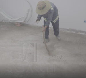 Tiến hàng dọn dẹp vệ sinh trước khi cán nền
