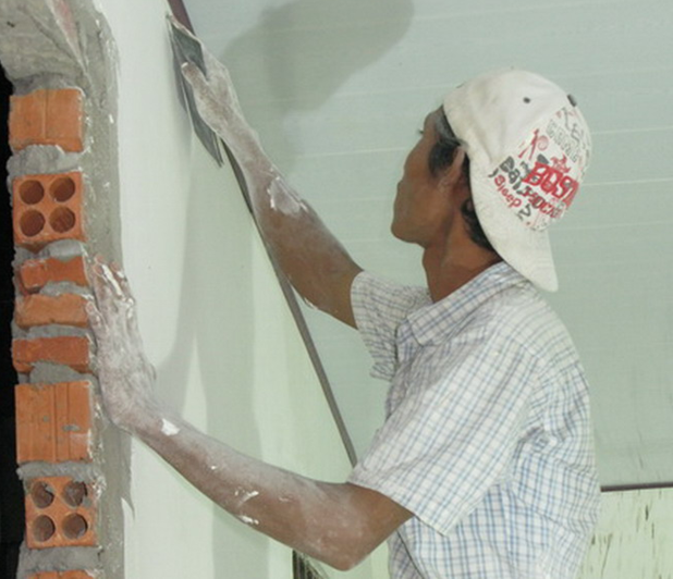 Sơn bả giúp tường nhà đẹp và mịn hơn nhưng độ bám dính chưa cao