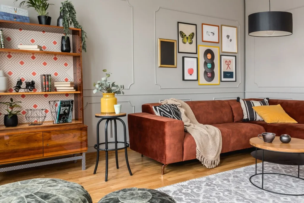 Các bức tranh decor với hình dáng nhỏ xinh rất được ưa chuộng trong việc trang trí các bức tường, giúp cho không gian trở nên lãng mạn, ấm áp hơn.