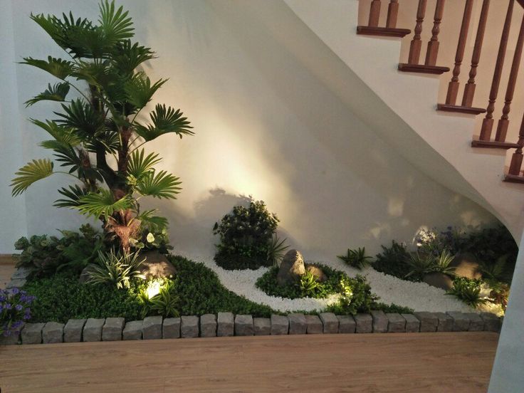 Gầm cầu thang cũng là một ý tưởng thiết kế không gian xanh cho ngôi nhà